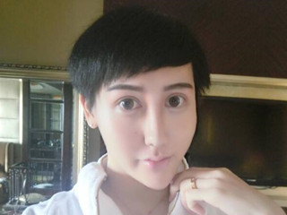 蛇精男称未整容 刘梓晨力证自己纯天然当众验脸