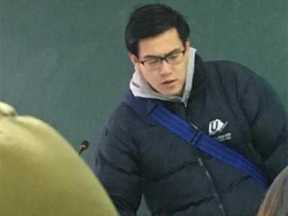 体育老师撞脸彭于晏 网友：你们学校还招人吗