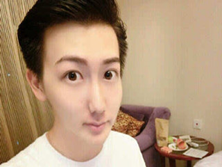 蛇精男刘梓晨爆红 屡次整容成人妖网友高呼吓死宝宝