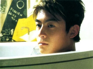 陈冠希带妻女游玩 拍照搞怪变成顾家好男人