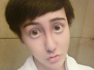 蛇精男纯天然旧照 刘梓晨亚美只只昔日不雅床照流出