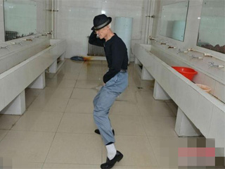 保洁大爷模仿MJ爆红 舞出励志人生传递社会正能量获点赞