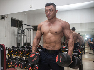 深圳肌肉特警走红 肌肉爆棚引男网友跪求肌肉速成法