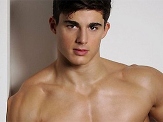 全球最性感老师走红 身材销魂波涛汹涌岂料竟是男儿身