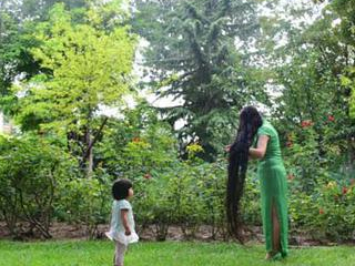 女子头发近2米长 扬言想要留到两个身体那么长好夸张