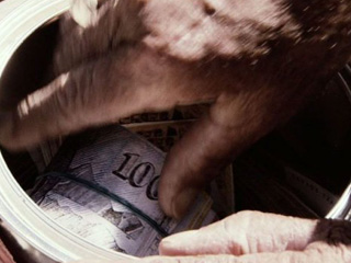 男子买油漆被坑 冷落十二年发现竟藏巨款万万没想到