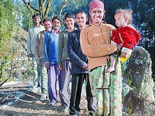 21岁少女拥5个丈夫 少女左拥右抱与5个丈夫享齐人之福