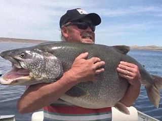 男子钓1.2米大鱼 自己不舍得杀死它后放生获众人大赞