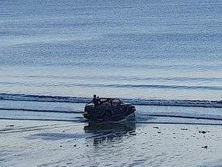 吉普车冲进大海 揭吉普车冲进大海驰骋全过程惊心动魄