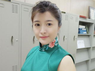 杭州美女医生旗袍上班 男病人挤爆医院装病只为见她一面