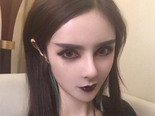 网红始祖沉珂再复出 非主流少女曾罹患抑郁症割腕自杀