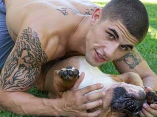 男子杀死母狗奸尸 脑子错乱扑倒四肢做不雅动作