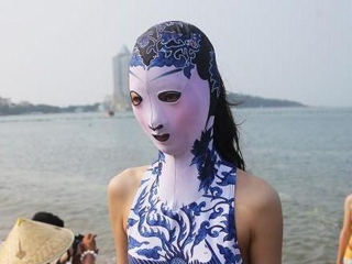 辣眼脸基尼回归 花样图案多任你选择却反而吐槽连连