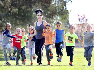 美国女子生8胞胎 庞大抚养费让其苦不堪言濒临破产边缘