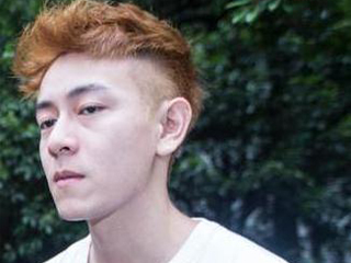 小伙酷似陈冠希 回头率爆表遭女粉丝索要合影捞金无数