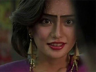 美女化丑妆防性侵 刺纹身扭曲面部变形争相自残荒谬至极