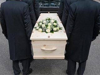 葬礼途中突然醒来 少年停止呼吸后复活令家人转悲为喜