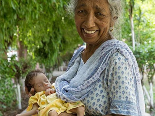 七旬奶奶生第一胎 印度老妪结婚46年初为人母喜忧参半