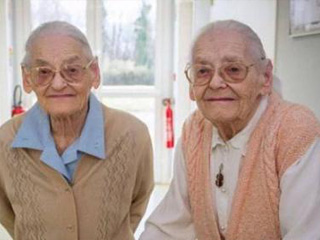 97岁姐妹同生同死 双胞胎老太不慎跌倒长眠而去令人惋惜