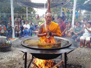 僧人表演下油锅 端坐滚烫油锅中打坐念经安然无恙太神奇