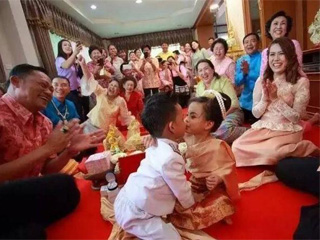 3岁龙凤胎办婚礼 亲兄妹成婚获众人祝福秘辛曝光太荒谬