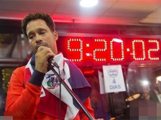 铁肺男子嗨唱105小时 不眠不休4天多嗨唱不停口令人汗颜