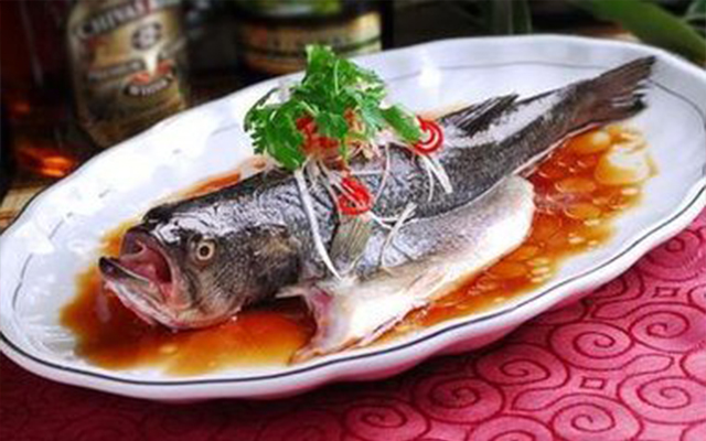 生活小助手：关于清蒸鲈鱼的做法你知道几种？