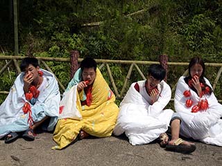 裹棉被比赛吃辣椒 猛男抱桶装水狂喝美女被辣满脸通红