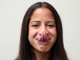 长舌女舔鼻如反掌 逆天舌头舔眼睛更是不在话下令人称奇