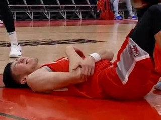 周琦封盖重摔倒地 受伤退场表情痛苦万分伤势未能确定