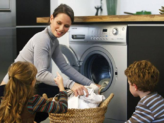 羽绒服可以用洗衣机洗吗 羽绒服的最佳清洗保养方法