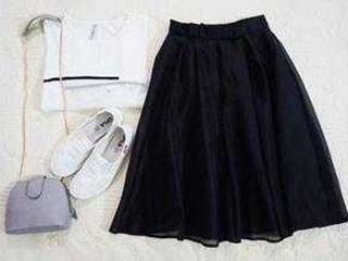 黑色长裙怎么搭配 6个时尚小物件让你黑色穿出新鲜感