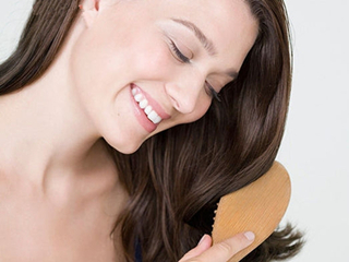 护发精油的正确用法 拯救干枯开叉还你一头顺发