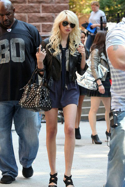 铆钉包包怎样搭配更好？ 偷师欧美女星学酷感十足的搭配术