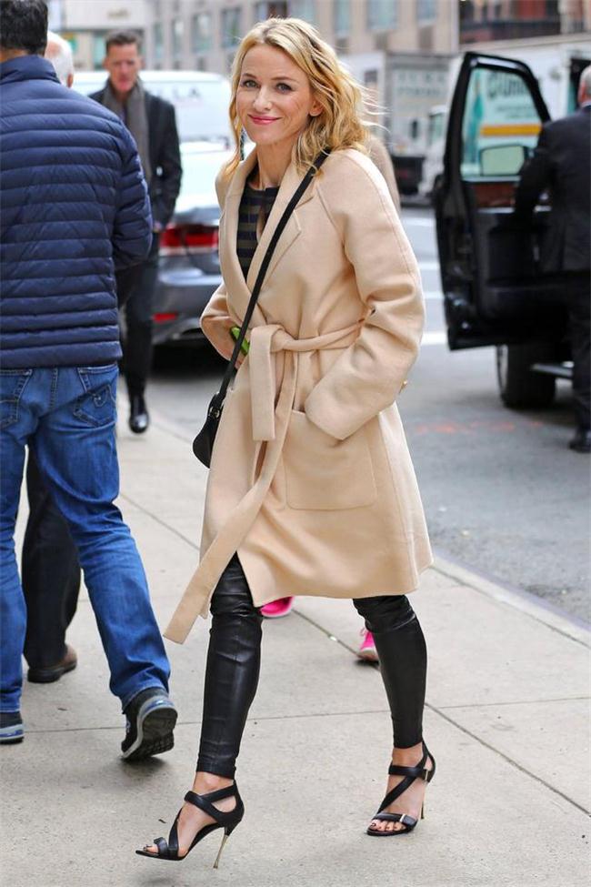 街拍明星教你皮裤穿搭术 掩盖小腿粗穿出强大气场