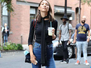 牛仔裤怎么搭配好看 街拍牛仔裤图片教你简单穿出摩登感