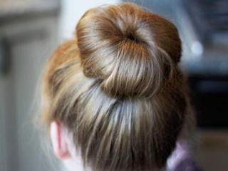 包包头扎发步骤图解 清爽减龄发型夏日必备