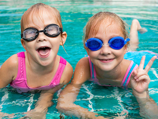 泳帽泳镜怎么戴 游泳装备的正确使用方法