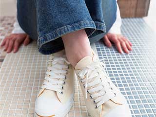 牛仔裤配什么鞋好看 拒绝沉闷穿出不同牛仔风格