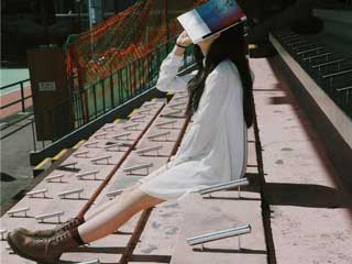 马丁靴搭配 尝试新鲜混搭风别有趣味