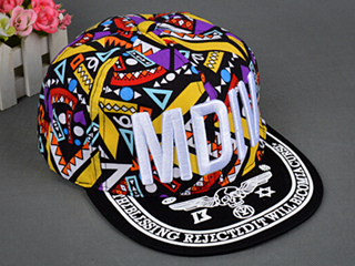 嘻哈平沿帽  一款平凡的嘻哈平沿帽也能让你戴帽子时尚感来