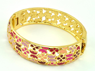 手镯的戴法 来瞧瞧手镯的正确戴法吧别再戴错了