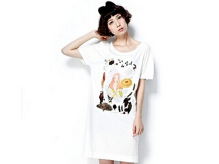 女款白色上衣 穿上白色上衣能让您在大街上成为群众焦点